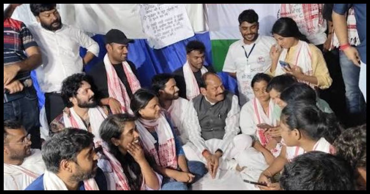JPSC-JSSC Student Protest: छात्रों के बीच पहुंचे रघुवर दास, बोले- एक सप्ताह में मांगें नहीं मानीं तो करूंगा अनशन