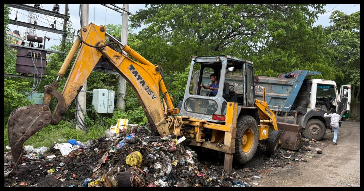 राधिकानगर में कचरे के अंबार से मिली मुक्ति, पार्षद डॉ परितोष ने कराया सफाई