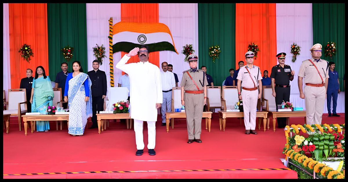 मोरहाबादी में CM हेमंत सोरेन ने फहराया तिरंगा, युवाओं से बोले- आपकी मेहनत माफिया के भरोसे नहीं छोड़ी जाएगी