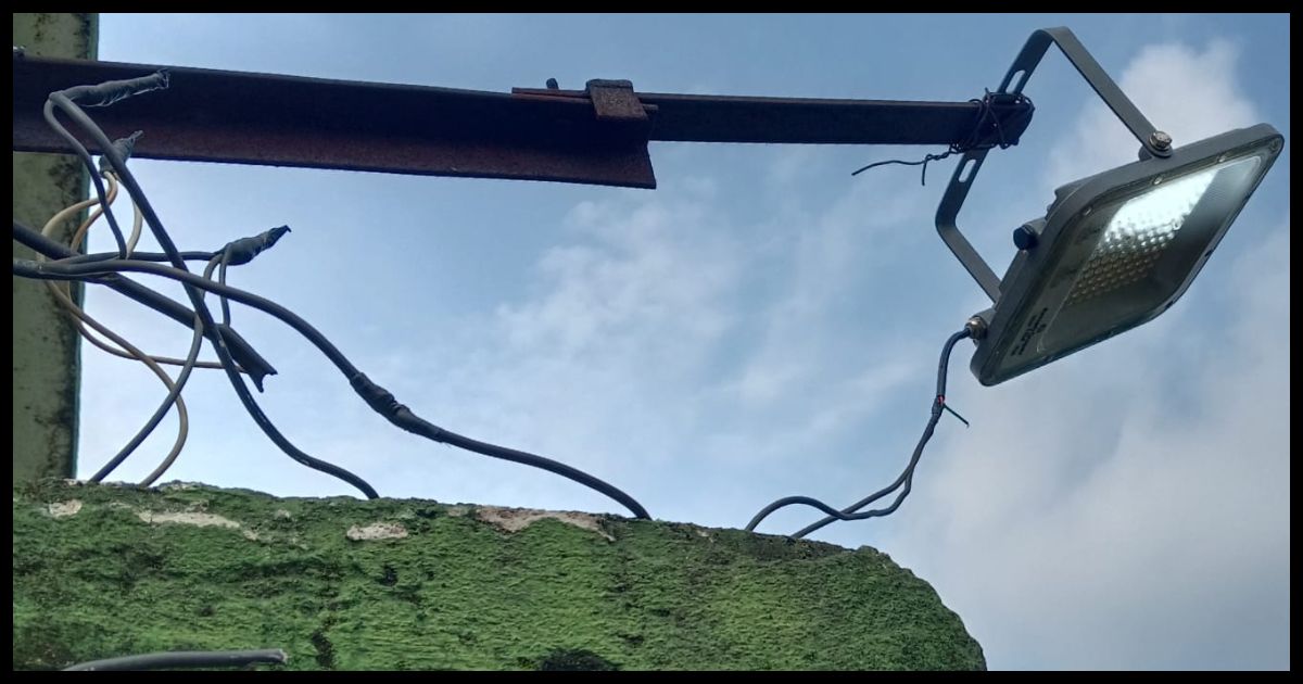 निजी खर्च से स्कूल में लगवाई लाइटें, पंचायत समिति सदस्य झरना मिश्रा ने दूर की वर्षों पुरानी समस्या