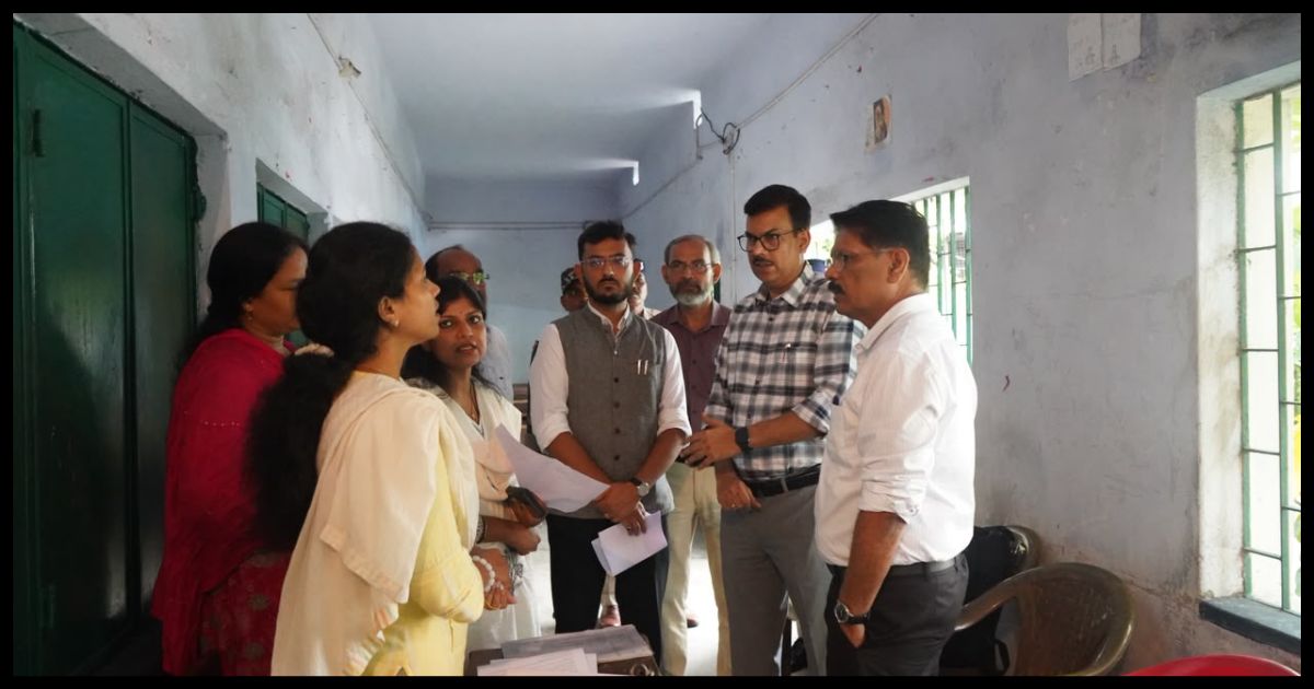 SIR-2026 की समीक्षा बैठक, आयुक्त ने दिए पारदर्शी मतदाता सूची तैयार करने के निर्देश