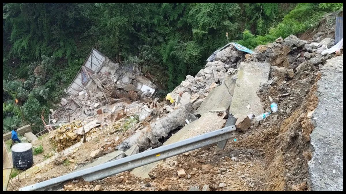 Mussoorie Landslide: मसूरी जाने वाले पर्यटक सावधान! मैगी प्वाइंट के पास लैंडस्लाइड, सड़क पर गिरा मकान