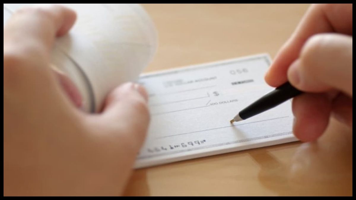 Cheque Book New Rules 2026: चेक से पेमेंट करने वालों के लिए जरूरी खबर, नए सिक्योरिटी फीचर को ऐसे पहचानें