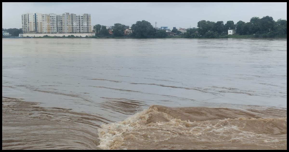 जमशेदपुर में नदियों का जलस्तर बढ़ा, निचले इलाकों में घुसा पानी; बाढ़ का खतरा