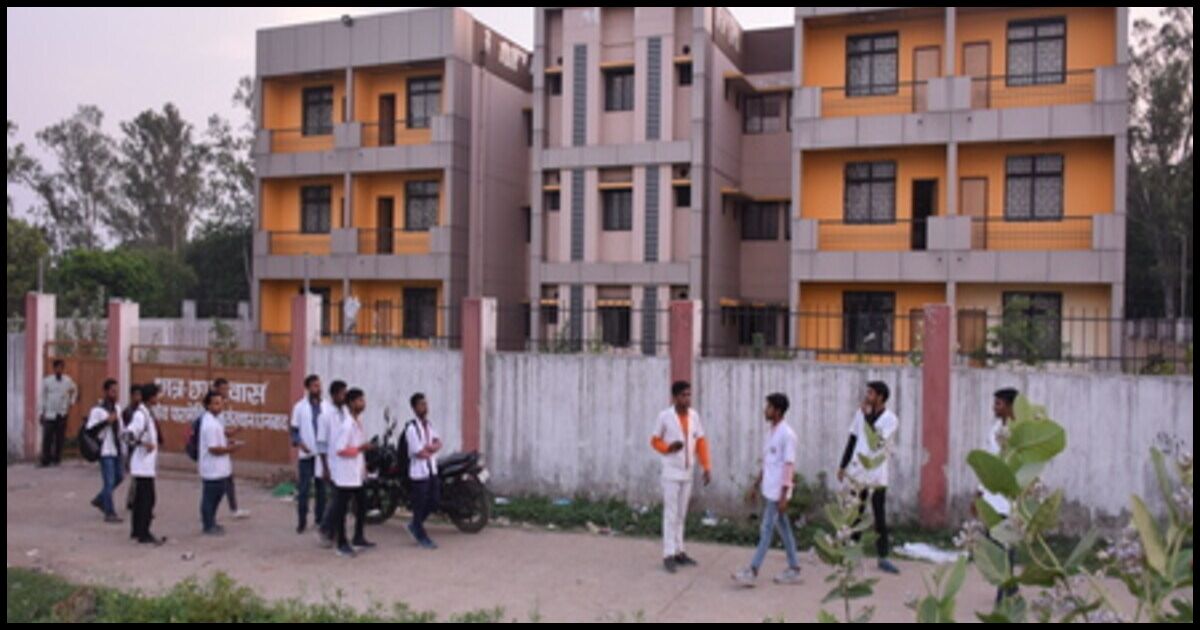 स्टाइपेंड और हॉस्टल की मांग को लेकर सड़क पर उतरे पारा मेडिकल छात्र, स्वास्थ्य मंत्री से की मुलाकात