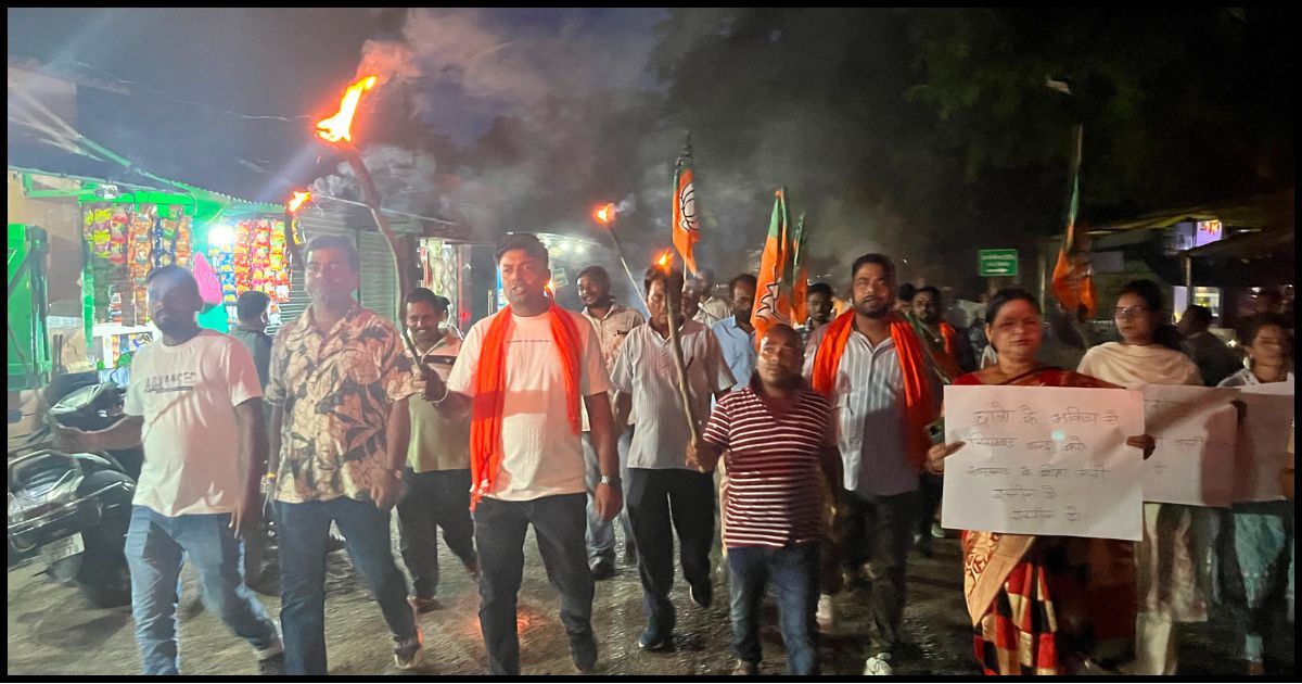 सरायकेला में भाजपा का मशाल जुलूस, शिक्षा मंत्री के इस्तीफे की मांग को लेकर किया प्रदर्शन