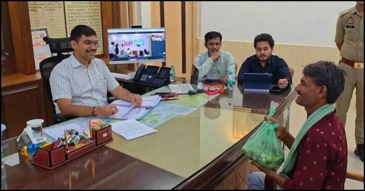 30 दिन में सुलझी समस्या तो ककोरा लेकर DM को धन्यवाद देने पहुंचा किसान
