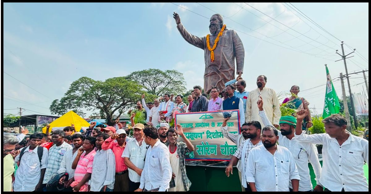 चाईबासा में दिशुम गुरु शिबु सोरेन की प्रथम पुण्यतिथि पर ऐतिहासिक श्रद्धांजलि सभा, आदमकद प्रतिमा का हुआ अनावरण