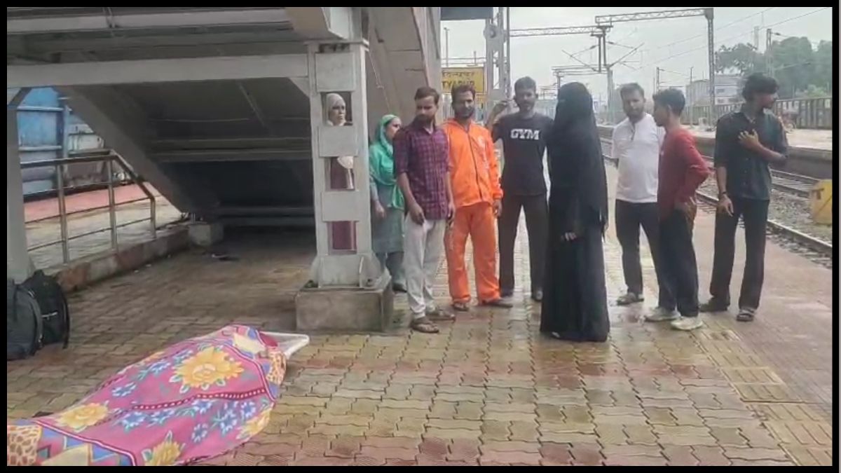 दूसरी ट्रेन पकड़ने की जल्दबाजी बनी जानलेवा, चलती ट्रेन से उतरते समय युवक की मौत, दूसरा गंभीर