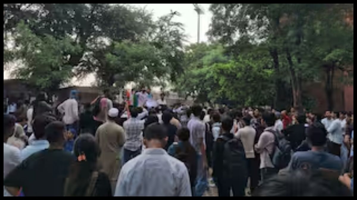 एडमिशन में गड़बड़ी के खिलाफ आवाज उठाना पड़ा भारी! जामिया ने 4 छात्रों को किया सस्पेंड