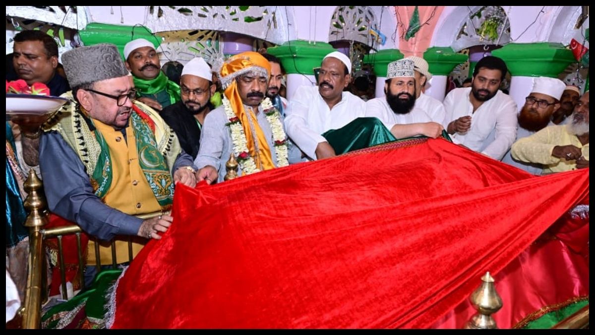 सीएम हेमंत सोरेन ने रिसालदार बाबा की मजार पर की चादरपोशी, राज्य की खुशहाली और अमन-चैन की मांगी दुआ