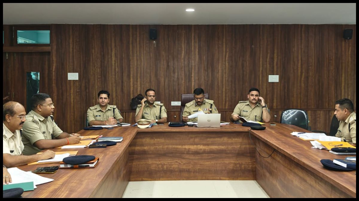 जमशेदपुर पहुंचे कोल्हान DIG अनुरंजन किस्पोट्टा, NDPS समेत कई मामलों की समीक्षा