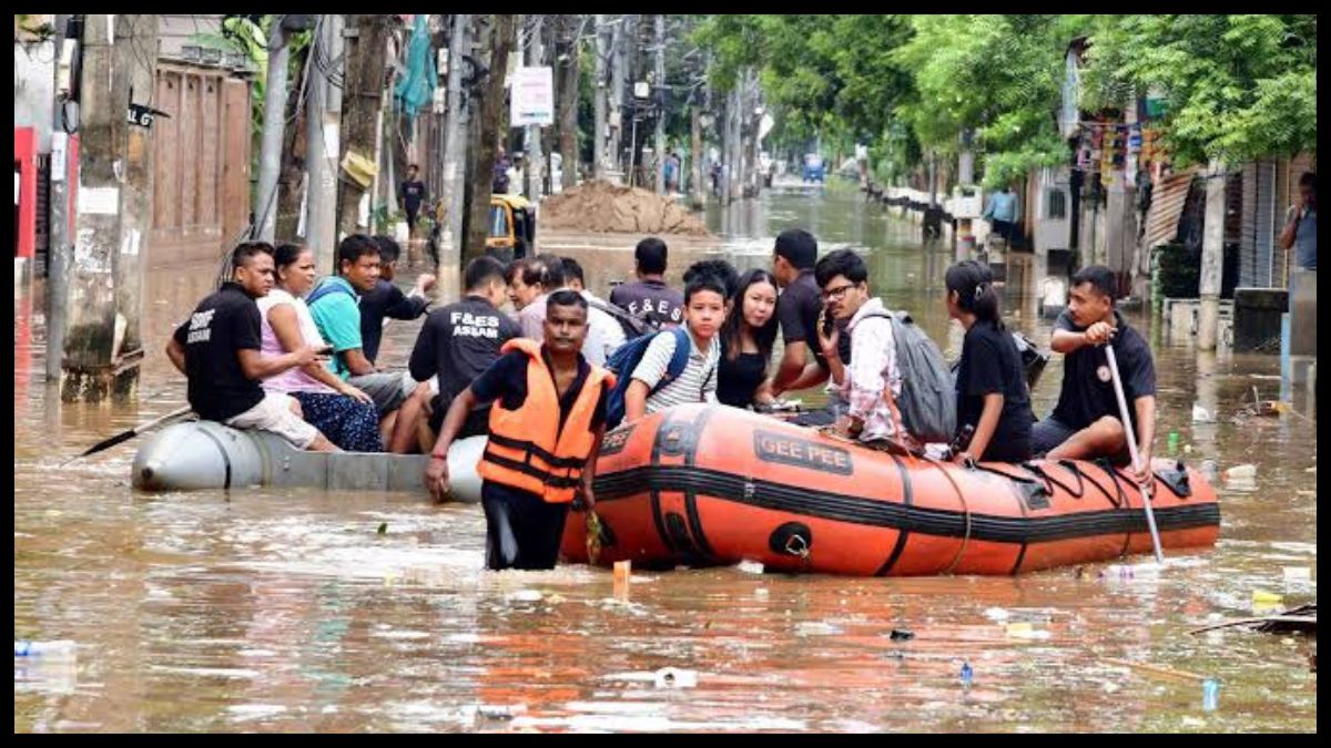 Assam Flood में हालात गंभीर, 100 से ज्यादा लोगों की मौत, राहत और बचाव अभियान जारी