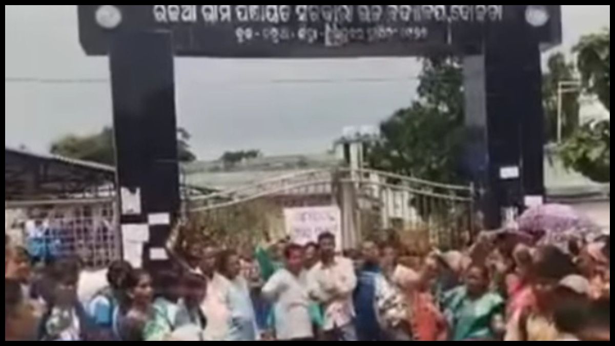ओडिशा-केंदुझर जिले के चंपुआ ब्लॉक अंतगर्त राजिया ग्रामपंचायत के राजकीय उच्च विद्यालय मे शिक्षको की कमी को लेकर अभिभावकों ने विद्यालय मे ताला जड़ा