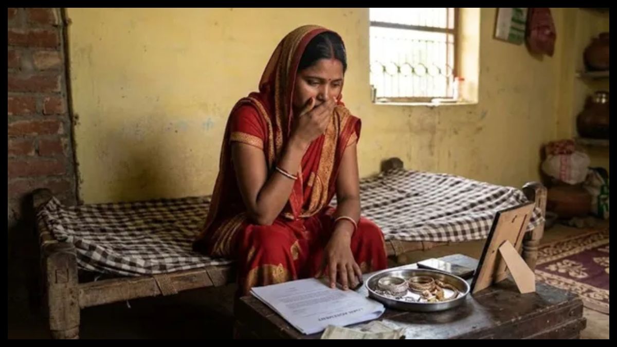 दुमका: पति पर साथ नहीं रखने और पत्नी के नाम पर 80 हजार रुपये लोन लेने का आरोप, महिला थाना पहुंची पत्नी
