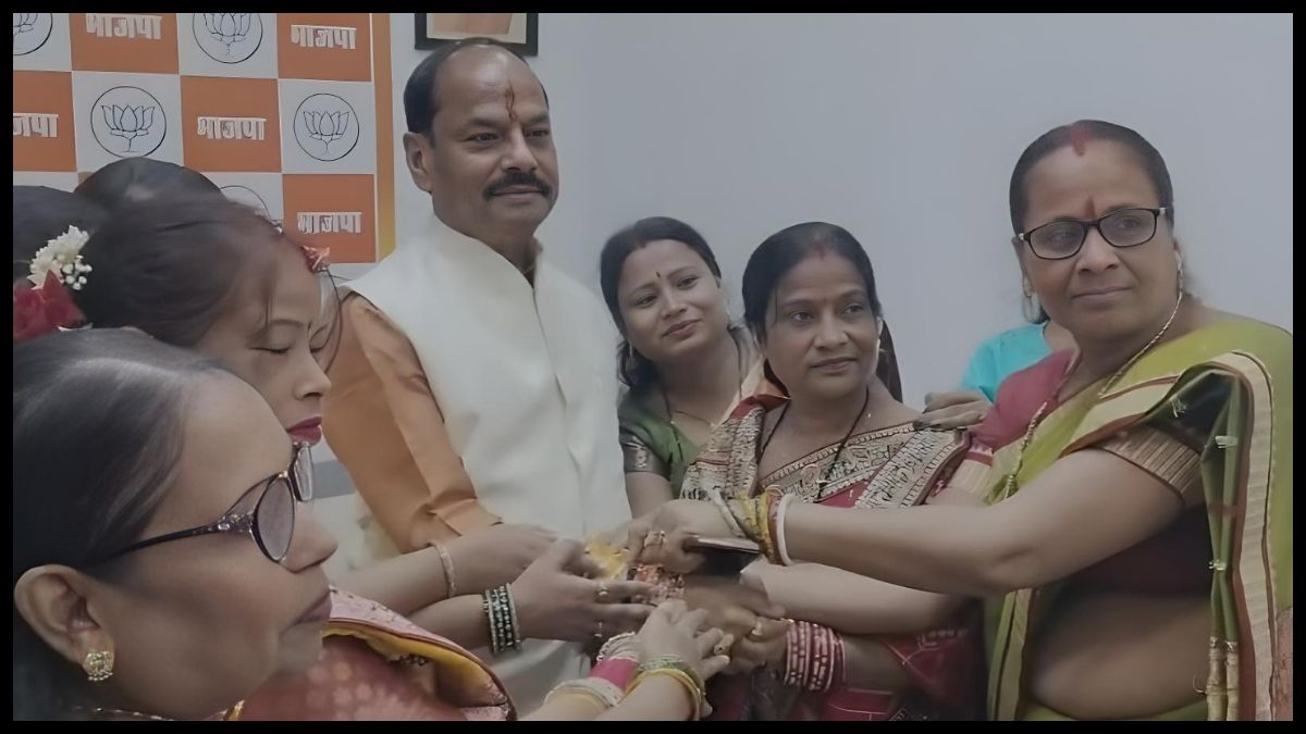 रक्षाबंधन पर रघुवर दास ने बहनों से बंधवाई राखी, नारी सशक्तीकरण का दिया संदेश