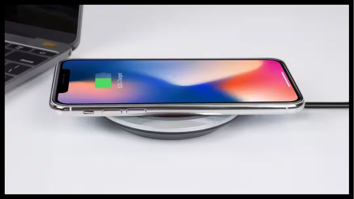 Wireless Charging: फोन रखते ही होने लगता है चार्ज, आखिर बिना तार कैसे पहुंचती है बिजली? जानें पूरी टेक्नोलॉजी