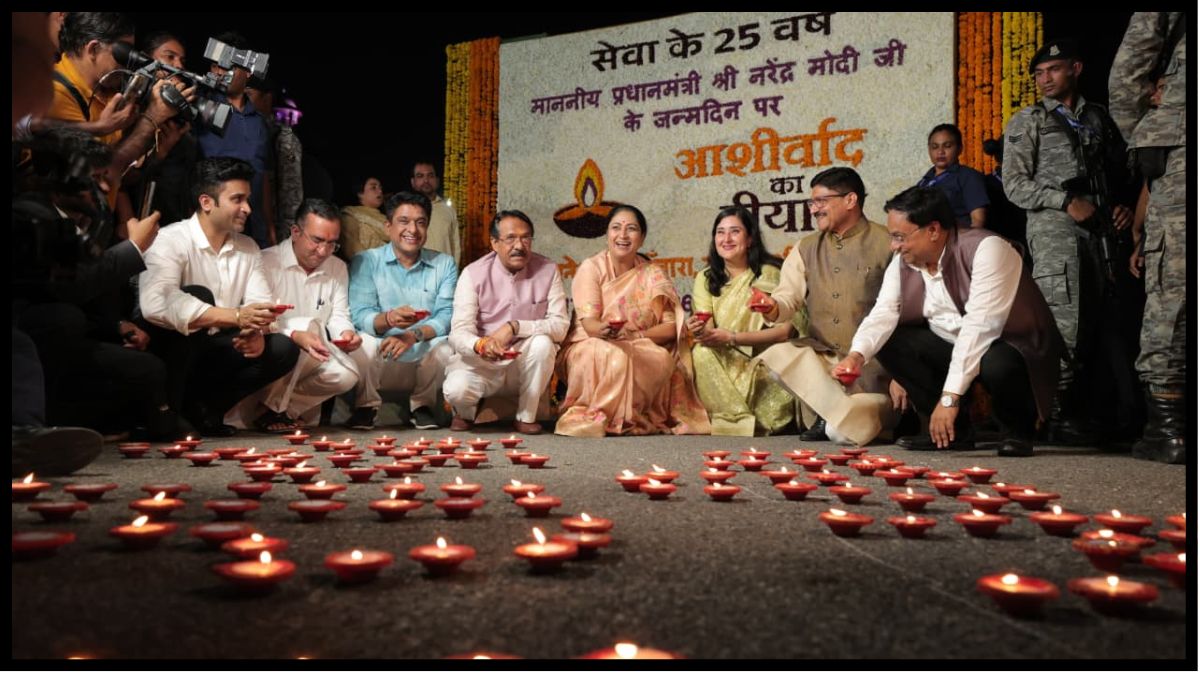 दिल्ली में ‘आशीर्वाद का दीया’ कार्यक्रम, कर्तव्य पथ से सेवा तीर्थ तक जले 1.25 लाख दीये