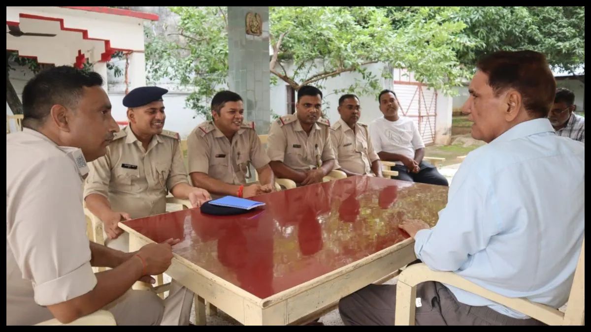 देवघर पुलिस का ‘सम्मान’ अभियान: अकेले रहने वाले बुजुर्गों के लिए एक फोन पर मदद, 30 वरिष्ठ नागरिक जुड़े