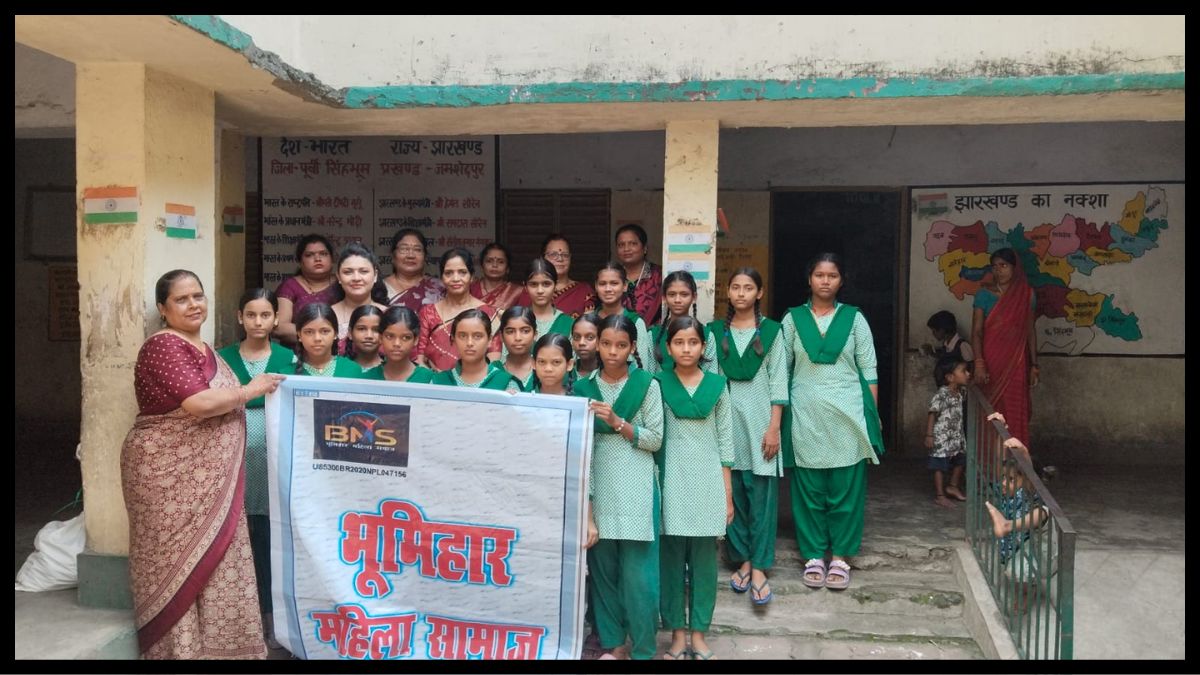 भूमिहार महिला समाज ने सरकारी स्कूलों में छात्राओं को बांटे सेनेटरी पैड, स्वच्छता के प्रति किया जागरूक
