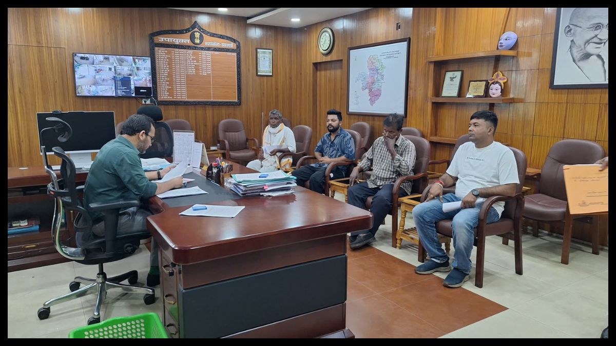 भाजपा नेता सुमित कुमार चौधरी ने उपायुक्त को सौंपा ज्ञापन, सरायकेला की जनसमस्याओं का उठाया मुद्दा