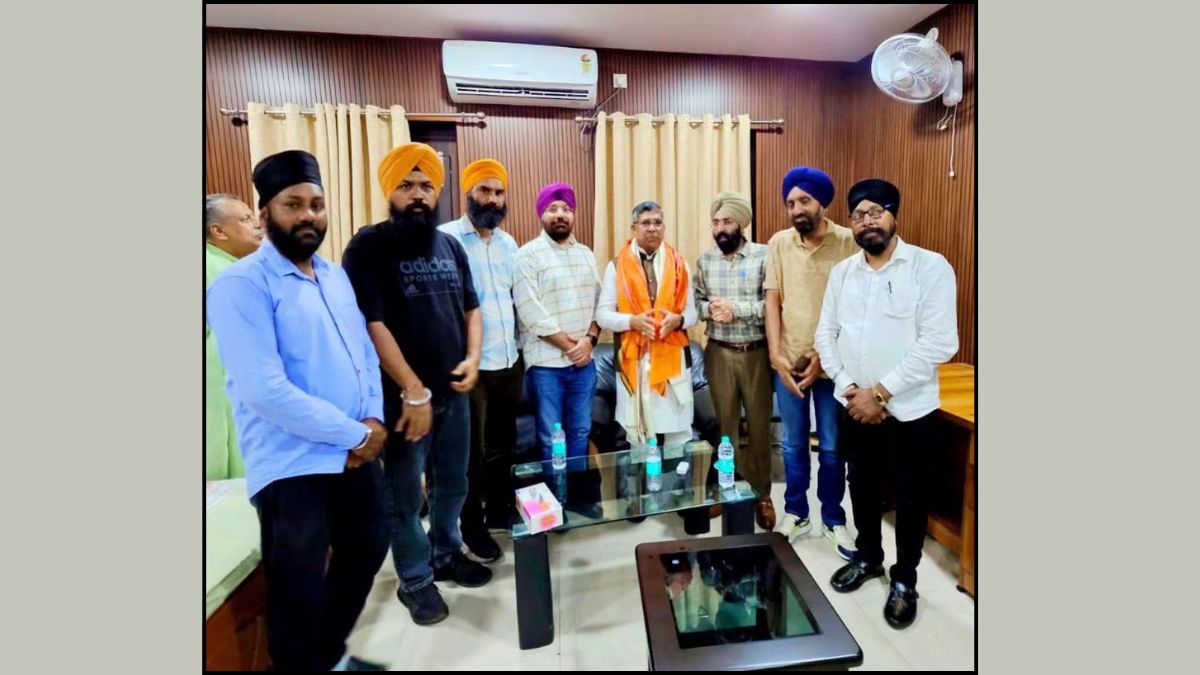 बिष्टुपुर परिसदन में भाजपा प्रदेश अध्यक्ष आदित्य साहू का सिख भाजपा नेताओं ने किया जोरदार स्वागत