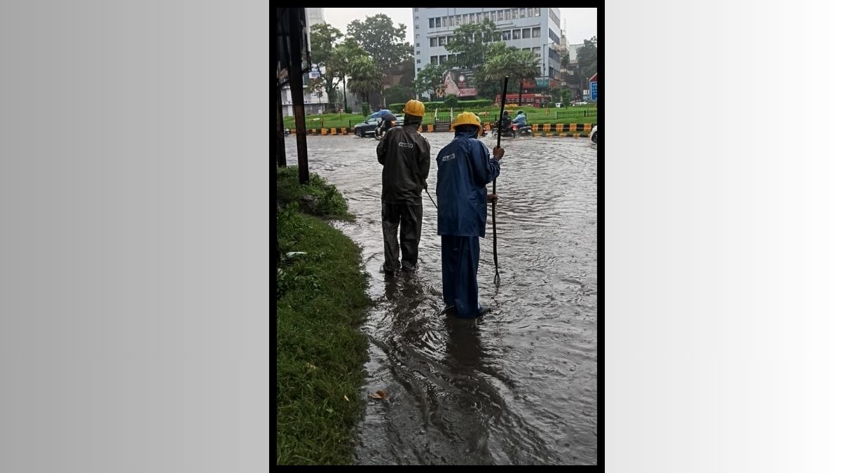 मूसलाधार बारिश में भी डटे रहे जमशेदपुर के स्वच्छता कर्मी, शहर की सेवा में जारी रखा सफाई अभियान