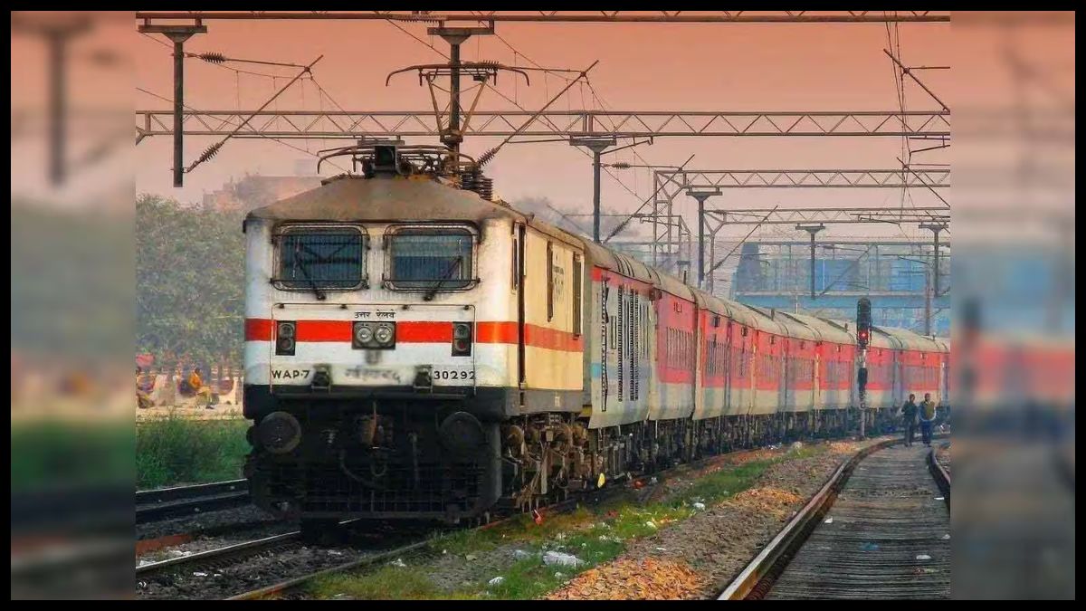मुंबई व हावड़ा से समय पर नहीं आ रहीं ट्रेनें, यात्री परेशान