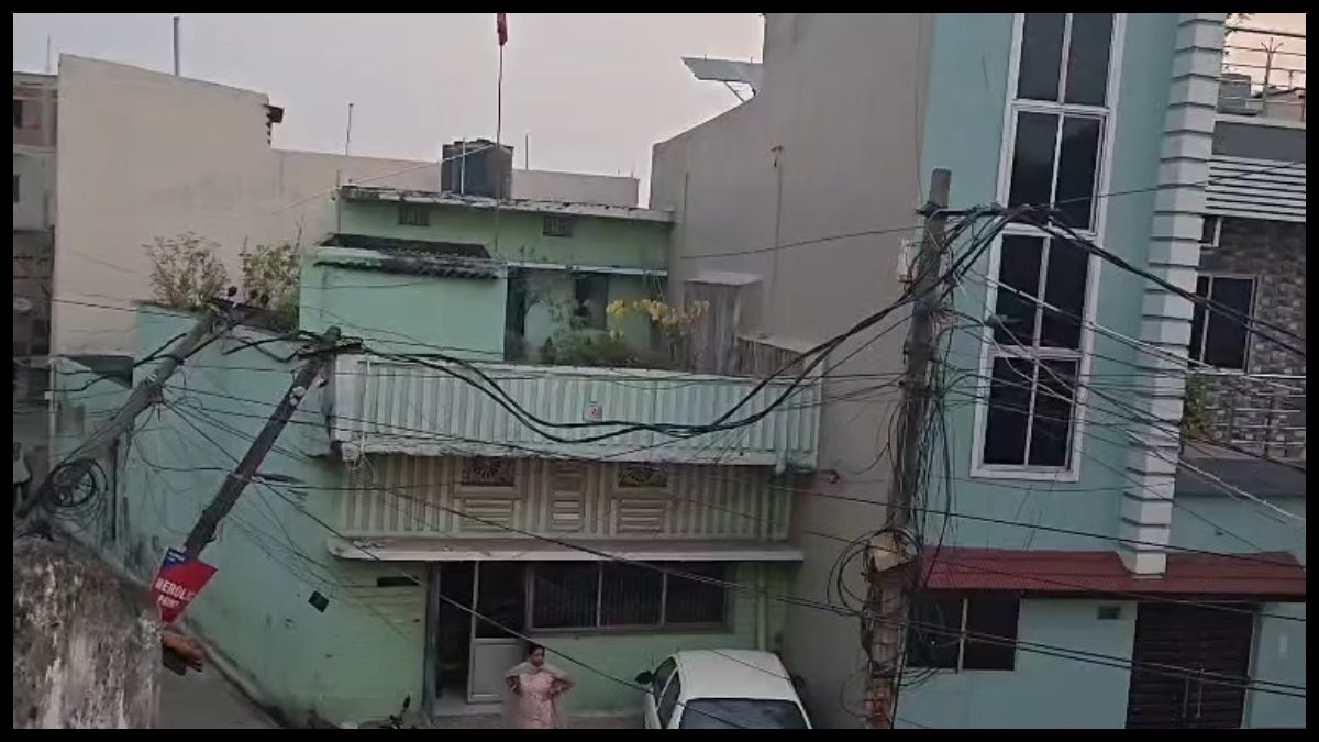 जमशेदपुर: मानगो में हाईवा की टक्कर से गिरे हाईटेंशन तार वाले दो बिजली पोल, बाल-बाल बचे लोग
