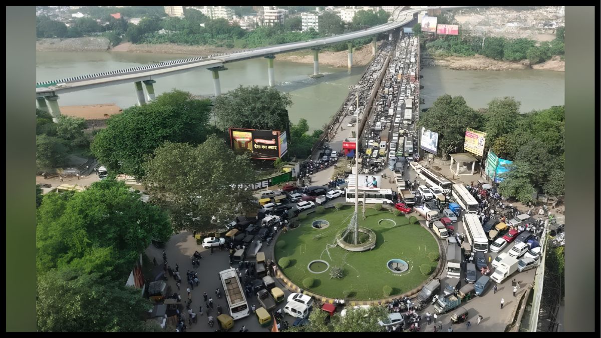 Jamshedpur Traffic Jam: मानगो पुल पर भीषण जाम, एंबुलेंस भी फंसी; दो घंटे तक थमी रही रफ्तार