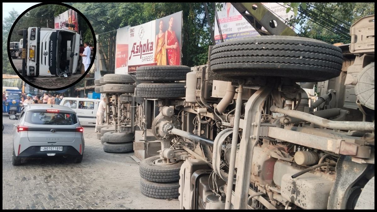 Jamshedpur News: गांधी घाट के पास 18 चक्का ट्रेलर पलटा, बड़ा हादसा टला