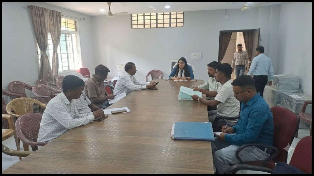 SIR-2026: चक्रधरपुर में राजनीतिक दलों के साथ बैठक, 10 अक्टूबर को सभी मतदान केंद्रों पर लगेंगे मेगा हेल्प डेस्क कैंप