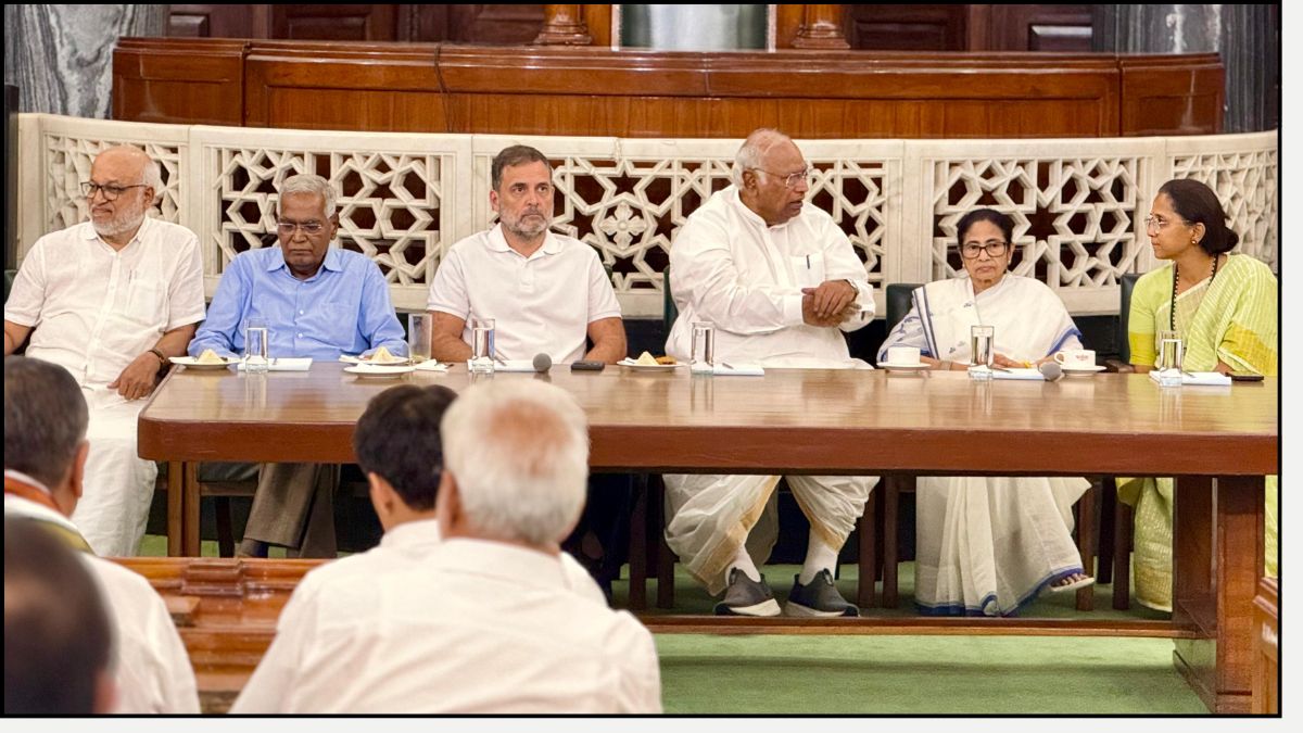 वोट चोरी के आरोपों पर INDIA गठबंधन ने राष्ट्रपति को सौंपा ज्ञापन, ज्ञानेश कुमार को हटाने और SIR रोकने की मांग
