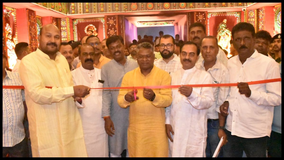 टुईलाडुंगरी पूजा पंडाल का सोमेश सोरेन और समीर मोहंती ने किया उद्घाटन, 20 फीट की मां राजराजेश्वरी प्रतिमा बनी आकर्षण