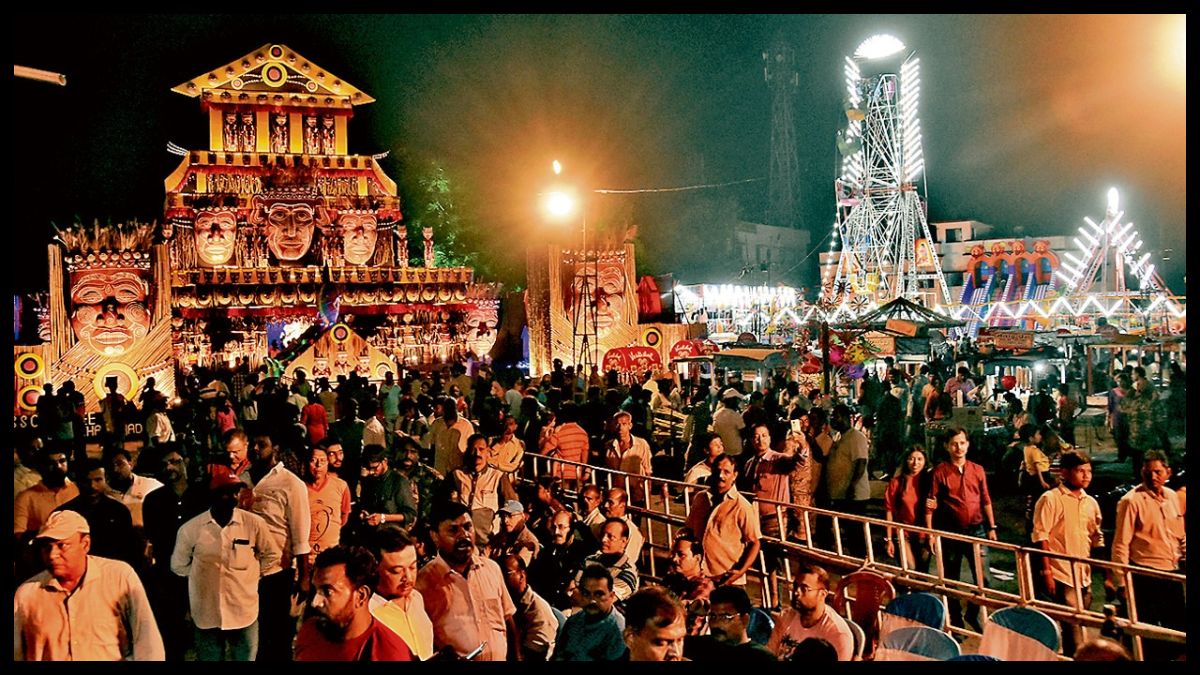 जमशेदपुर में दुर्गा पूजा की धूम, खुलने लगे पंडालों के पट; मां के दर्शन को उमड़ रहे श्रद्धालु