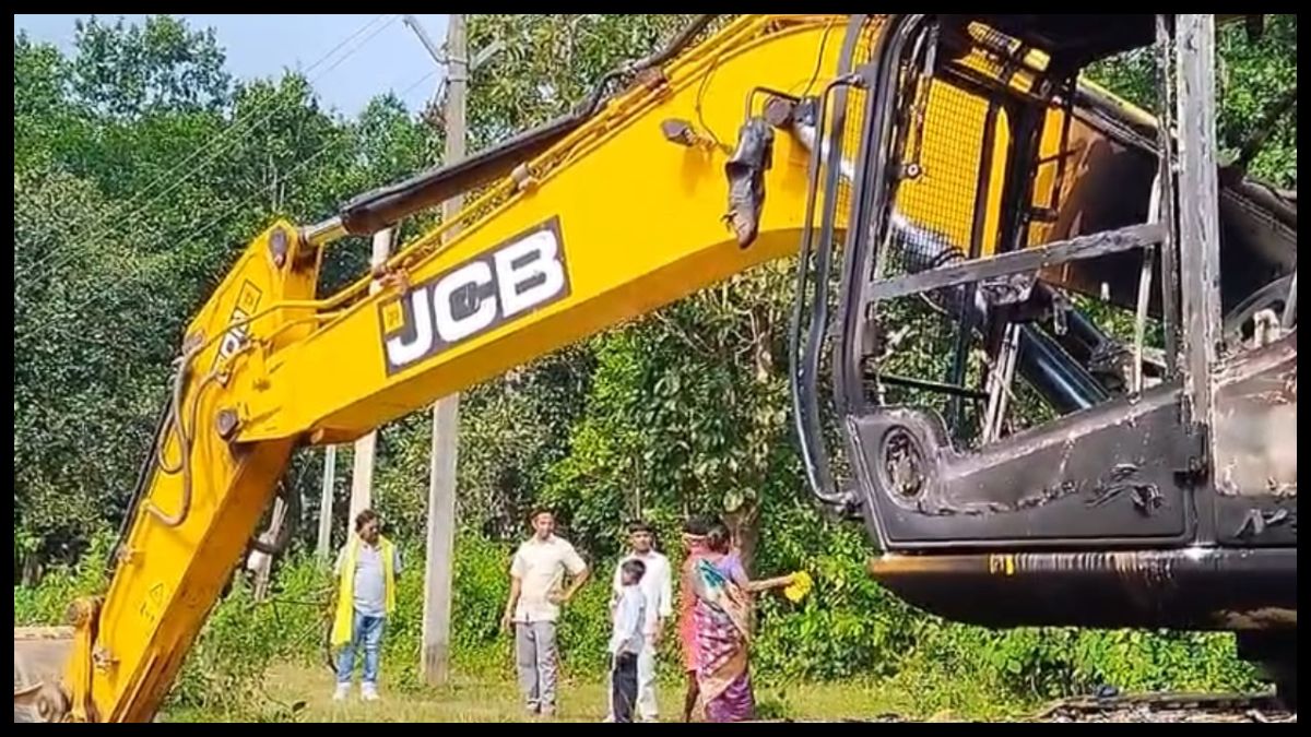 पश्चिमी सिंहभूम: टेबो में सड़क निर्माण में लगी पोकलेन मशीन फूंकी, लेवी की आशंका; SP बोले- जल्द होगी गिरफ्तारी
