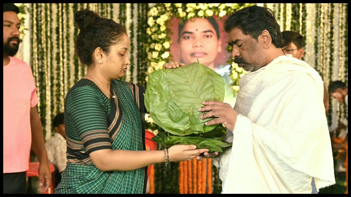 हेमंत सोरेन ने मां रूपी सोरेन के श्राद्धकर्म में निभाईं पारंपरिक रस्में, नेमरा स्थित पैतृक आवास पर दी श्रद्धांजलि