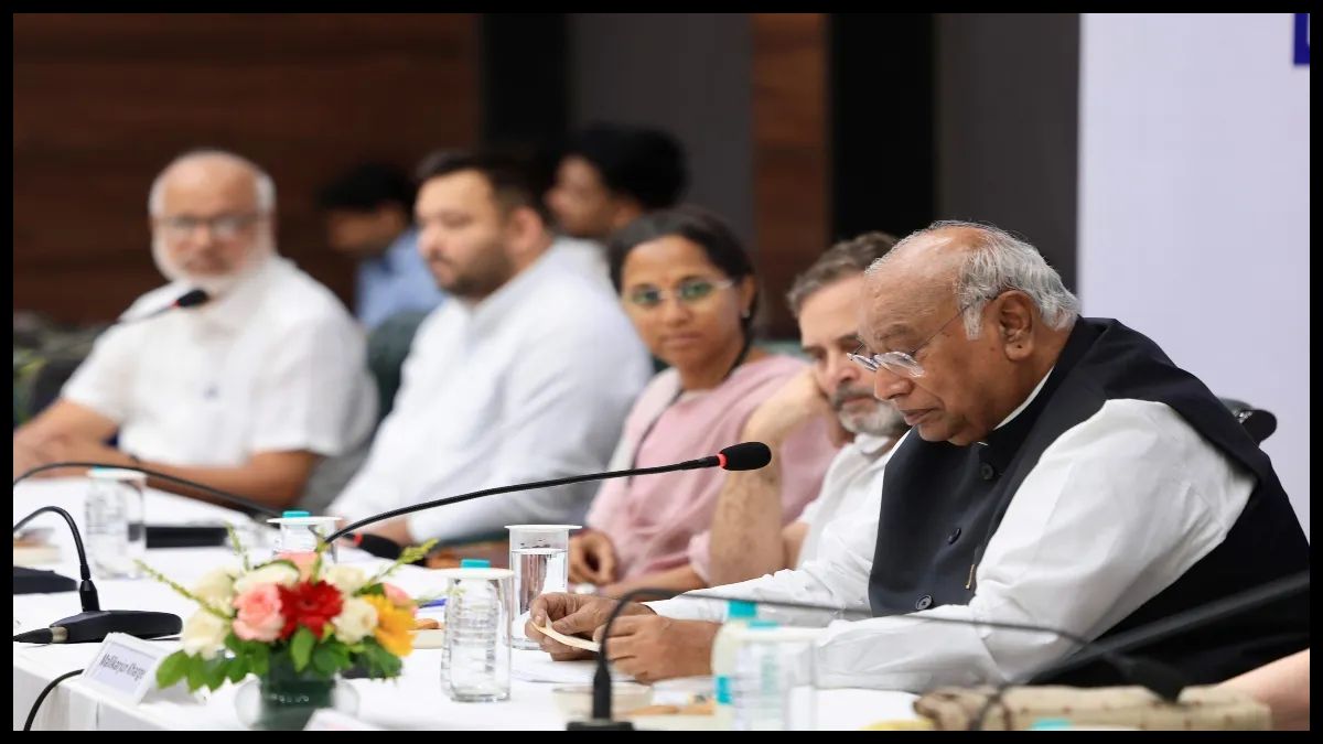 विपक्ष की संसद में खड़गे बोले-ज्ञानेश को हटाएं, SIR रोकें:संसद की अनुमति के बिना फॉर्म-6 बदला, वोटर हटाए