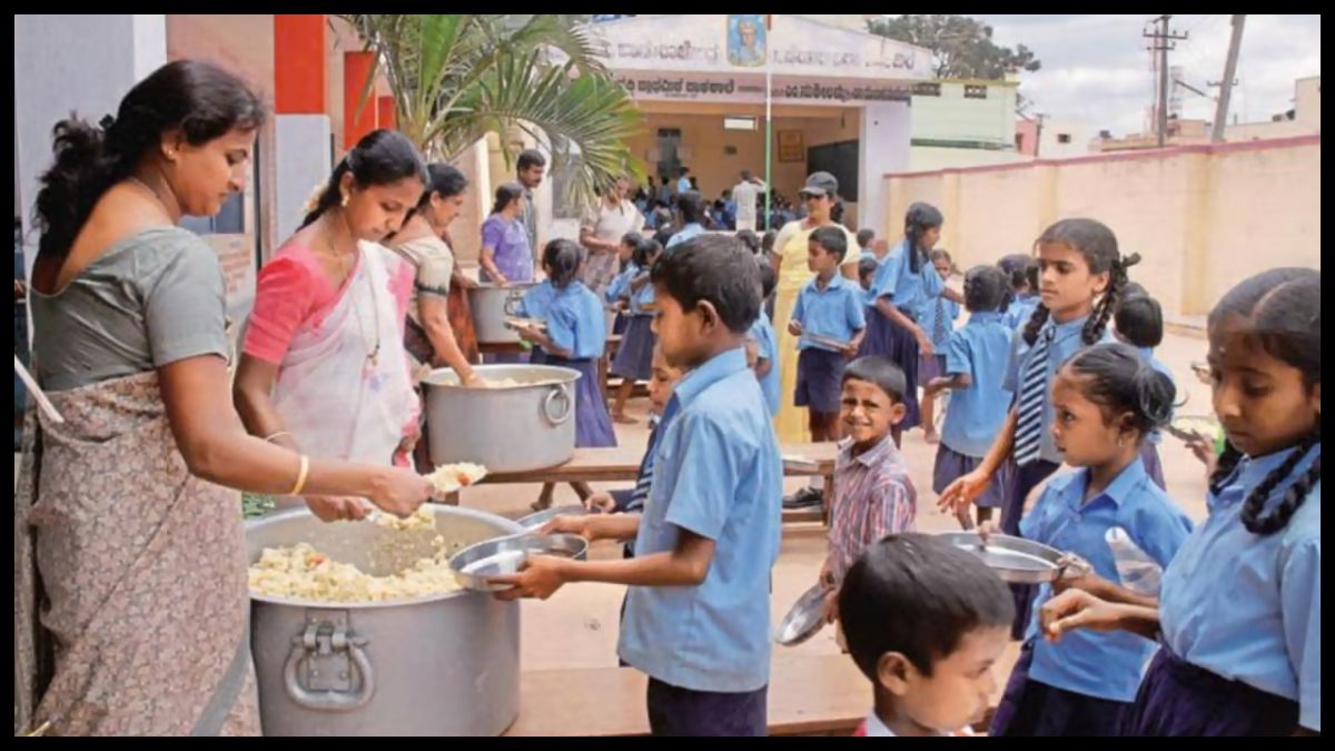 महाराष्ट्र में मिड-डे मील पर संकट, 6 महीने से फंड नहीं मिलने पर अपनी जेब से बच्चों को खाना खिला रहे शिक्षक